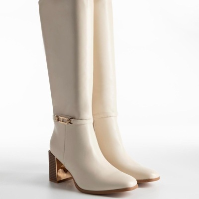 Botas altas creme com salto quadrado e detalhe dourado