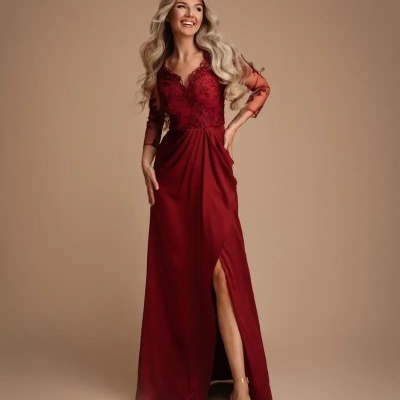 Vestido longo vermelho com corpete rendado e manga três-quartos em tule