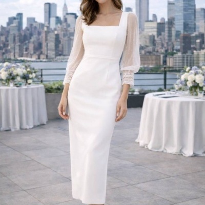Mulher com vestido branco midi de mangas transparentes e decote quadrado num terraço urbano