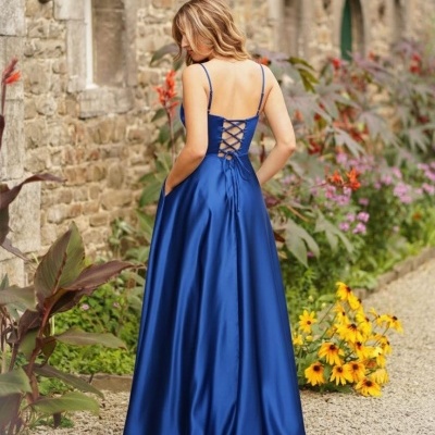 Vestido longo azul de cetim com amarração nas costas