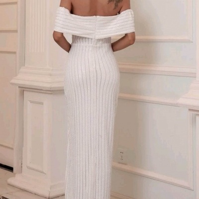 Vestido comprido branco com decote ombro a ombro num interior elegante