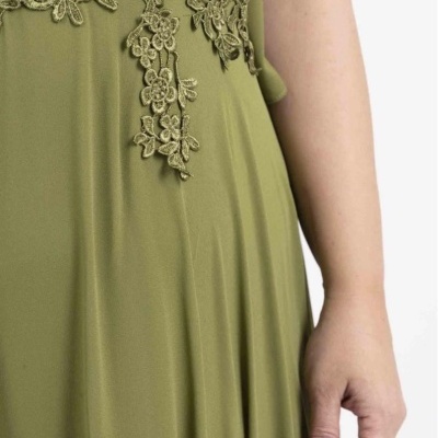 Vestido verde-oliva com renda floral na cintura, tecido fluido.