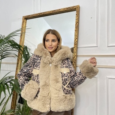 https://www.purplefashion.pt/product/casaco-em-pelo-e-lantejoulas-animal-print