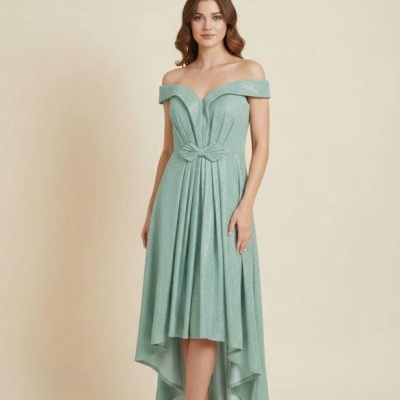 Vestido verde menta brilhante com decote ombro a ombro e nó na cintura, comprimento assimétrico, sapatos prateados