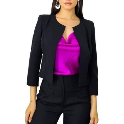 Mulher vestindo blazer preto, top rosa cetim e calças pretas