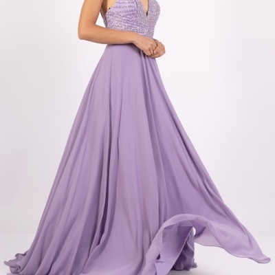 Vestido longo lilás com detalhes bordados e saia fluída