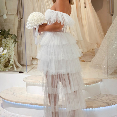 Vestido de noiva branco com tule em loja de vestidos