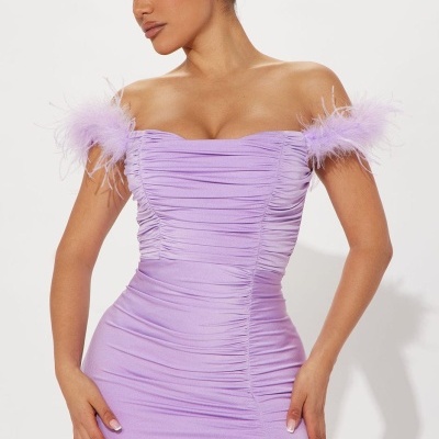 Vestido lilás justo com penas nas alças