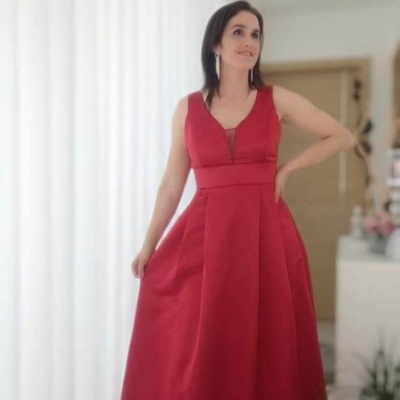 Vestido longo vermelho com decote em V e saia ampla
