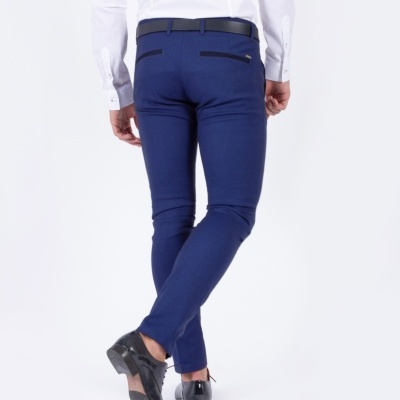 Calças azuis justas de homem com cinto preto e sapatos pretos, vista traseira