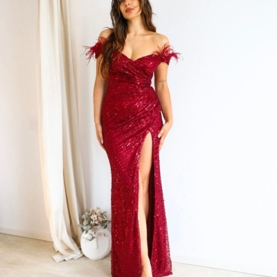 Vestido longo vermelho vinho com lantejoulas e penas nas mangas