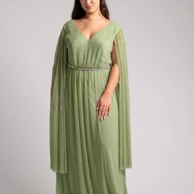 Vestido longo verde claro com mangas transparentes e cinto prateado