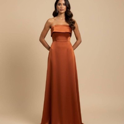 Vestido longo cobre acetinado sem alças com detalhe de dobra