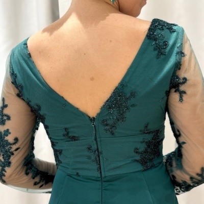 Vestido verde-escuro com detalhes bordados e decote em V nas costas