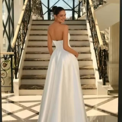 Vestido de noiva branco longo tomara que caia com escadaria elegante ao fundo