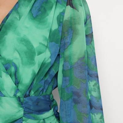 Vestido floral verde e azul com mangas transparentes e decote em V