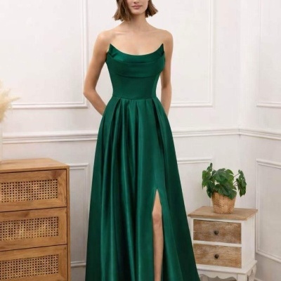 Vestido longo verde acetinado com racha e alças finas