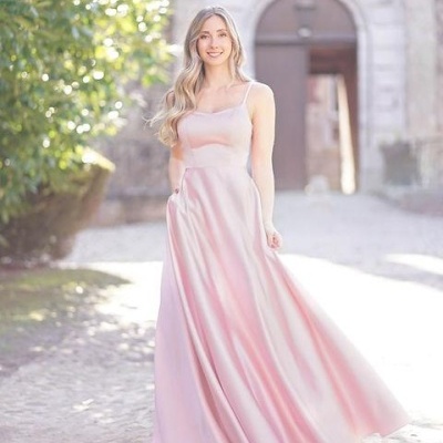 Mulher com vestido rosa claro longo ao ar livre