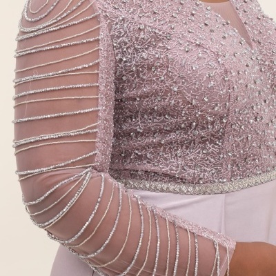 Vestido cor de rosa claro com mangas em tule e detalhes em lantejoulas