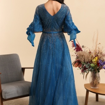 Vestido longo azul com mangas compridas e cintado