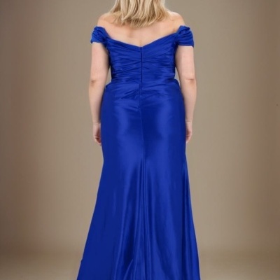 Vestido comprido azul royal ombro a ombro com tecido acetinado