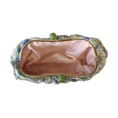 Mala pequena floral com interior rosa e fecho dourado com botões verdes