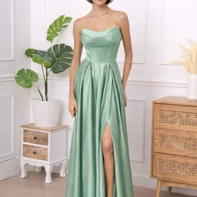 Vestido longo verde água acetinado com decote tomara que caia e fenda na perna