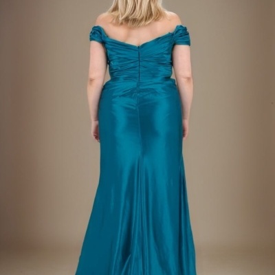 Vestido longo azul-turquesa ombro a ombro visto de costas