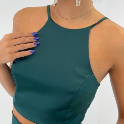 Top feminino verde-escuro com alças finas e brinco comprido brilhante