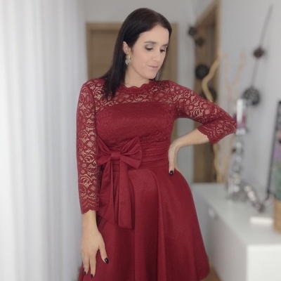 Vestido feminino vermelho com renda e laço na cintura