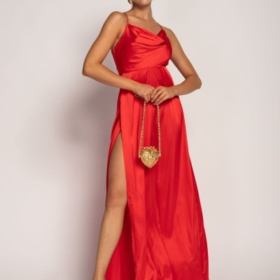 Vestido longo vermelho acetinado com mala dourada em forma de coração