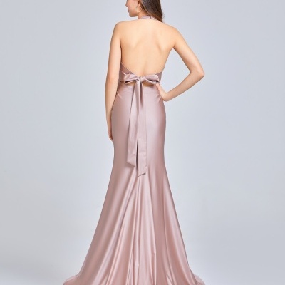 Vestido comprido rosa claro com costas nuas e fita amarrada