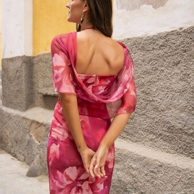 Vestido longo floral rosa com decote nas costas e mangas curtas semitransparentes