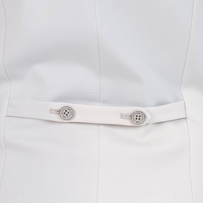 Detalhe de casaco branco com botões e costuras