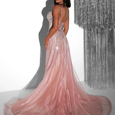 Vestido longo cor-de-rosa com lantejoulas prateadas e saia ampla em modelo feminino