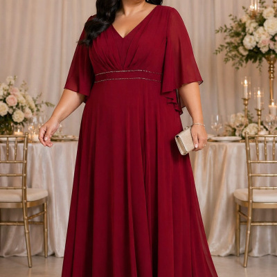 Vestido longo vermelho bordô com decote em V e mangas soltas em ambiente elegante