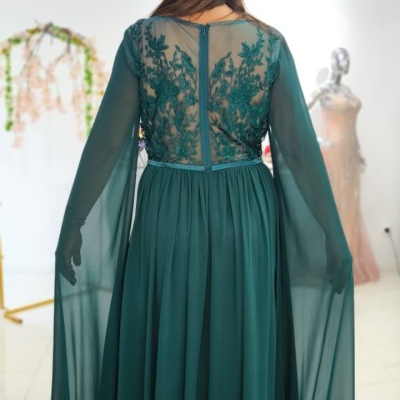 Vestido longo verde esmeralda com bordados nas costas e mangas largas transparentes