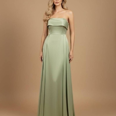 Vestido comprido verde claro acetinado sem mangas com decote reto