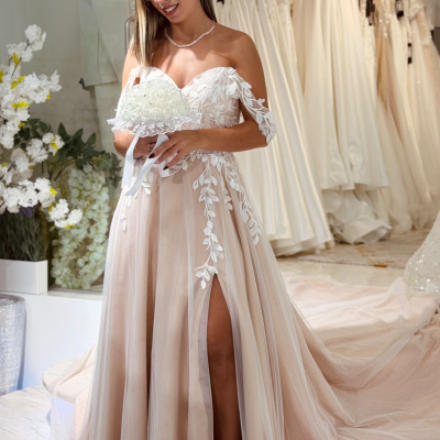 Vestido de noiva longo rosa claro com corpo branco bordado floral em loja