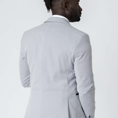 Blazer cinza claro de homem visto de costas