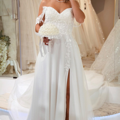 Vestido de noiva branco com renda e decote ombro a ombro