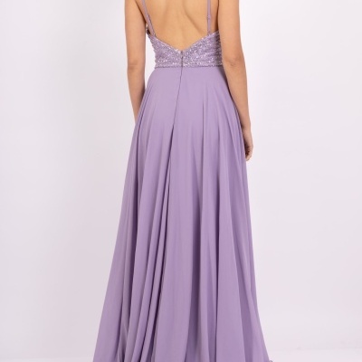 Vestido longo lilás com alças finas e corpete com lantejoulas, visto de costas