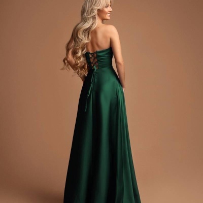 Vestido longo verde esmeralda acetinado com costas abertas e cordões cruzados.