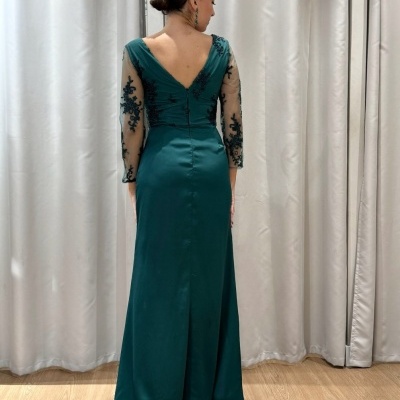 Vestido comprido verde-escuro com mangas bordadas e decote em V nas costas