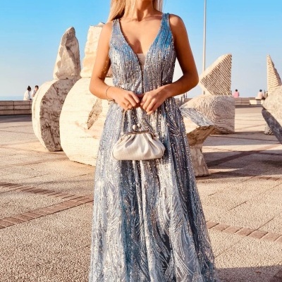 Vestido longo azul com detalhes prateados e padrão delicado