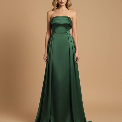 Vestido comprido de cetim verde escuro sem alças com saia ampla.