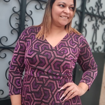 Vestido feminino roxo com padrão geométrico preto e manga 3/4