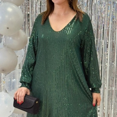 Vestido verde brilhante de manga comprida com padrão de listras e mala preta pequena