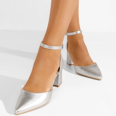 Sapatos prateados de salto alto com tira no tornozelo