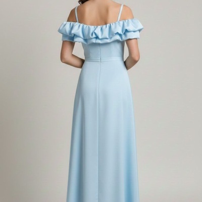 Vestido longo azul claro com folhos na parte superior visto de costas